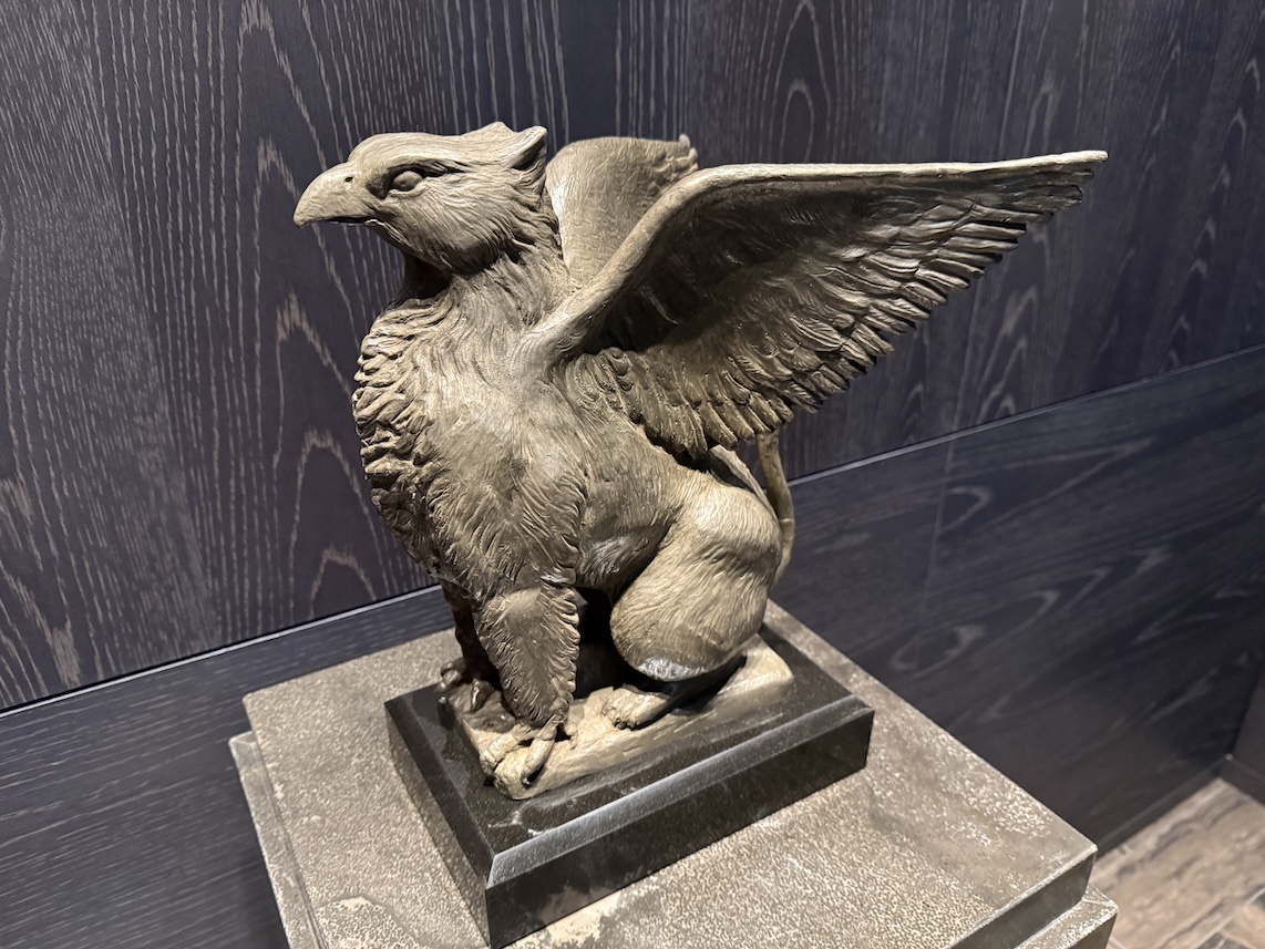 JWマリオットホテル：ロビー（グリフィン像）