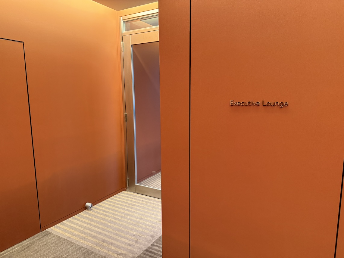 クラブラウンジの入口