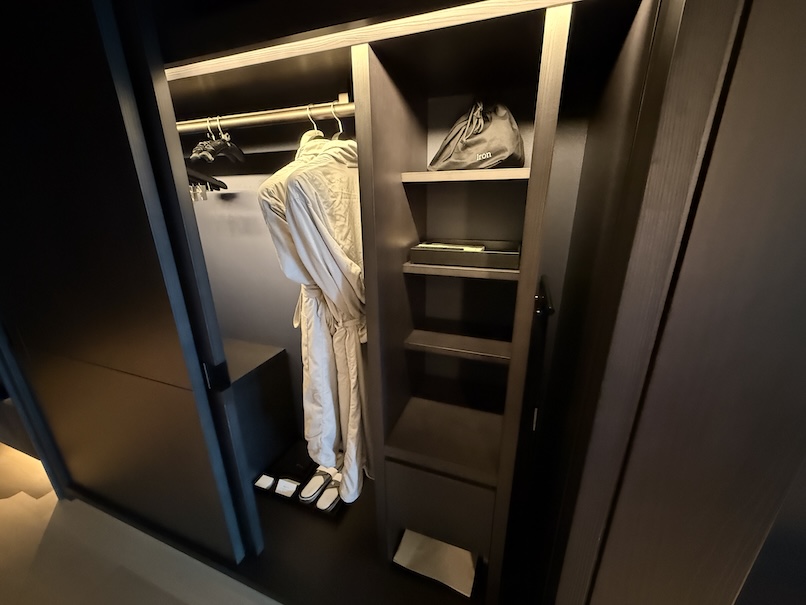 JWマリオットホテルの客室：クローゼット（全体像）