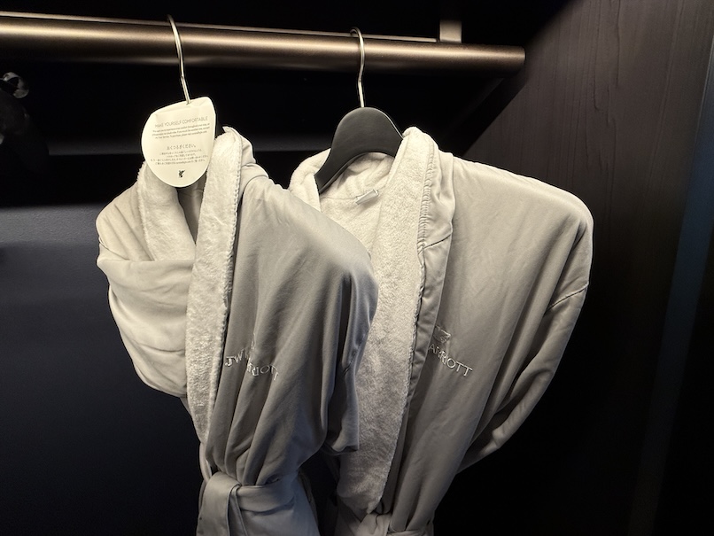 JWマリオットホテルの客室：クローゼット（バスローブ）