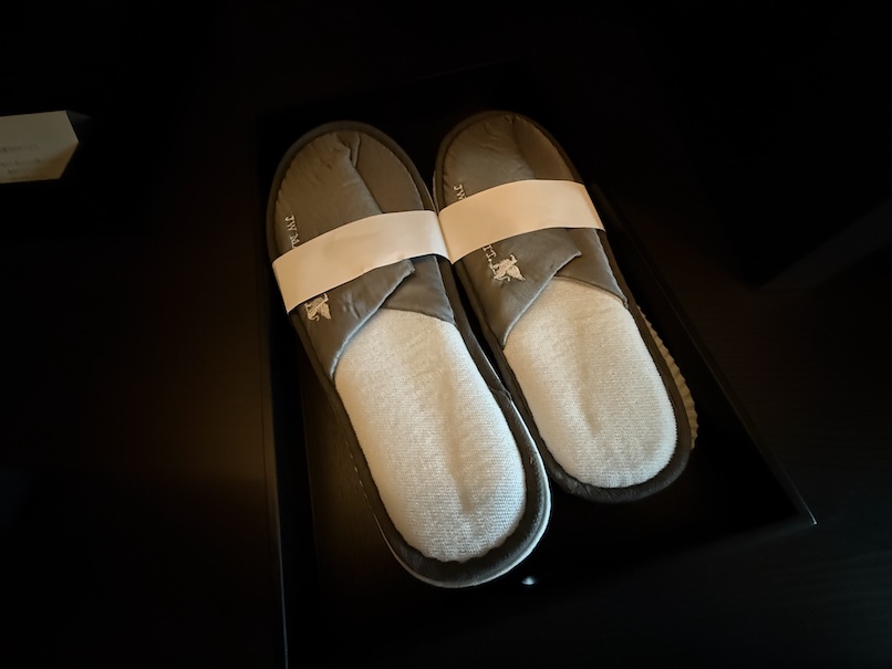 JWマリオットホテルの客室：クローゼット（スリッパ）