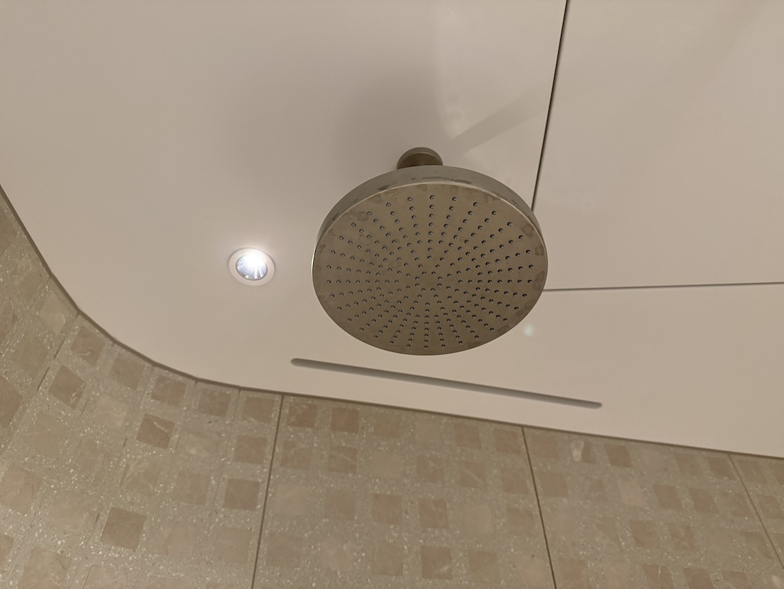 JWマリオットホテルの客室：バスルーム（レインシャワー）