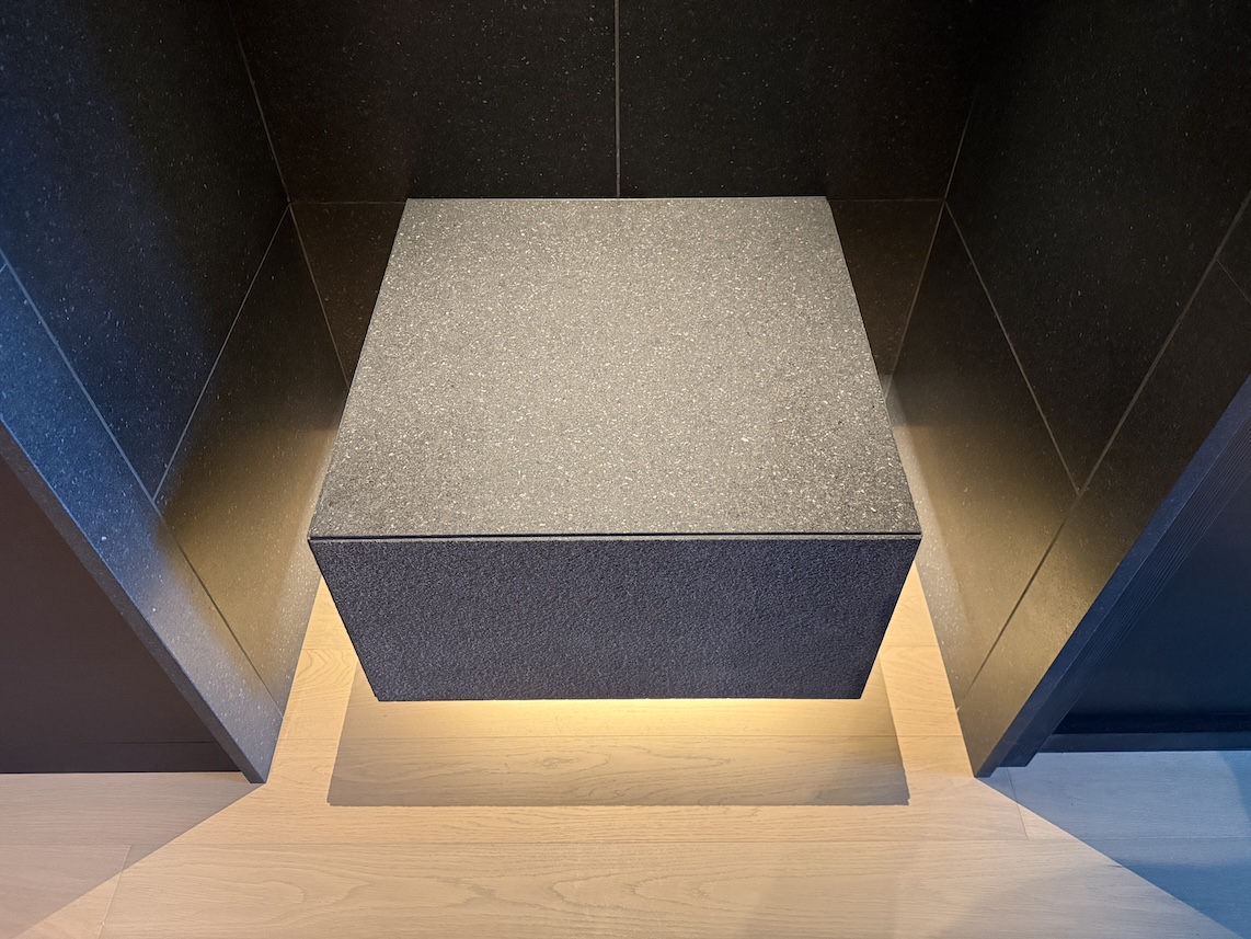 JWマリオットホテルの客室：廊下（ラゲッジテーブル）