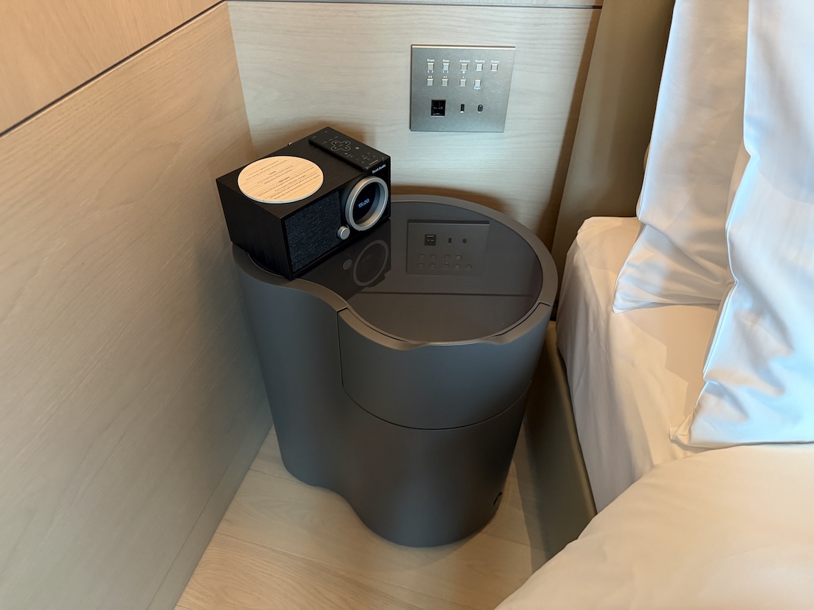 JWマリオットホテルの客室：その他設備（目覚まし時計とスピーカー）