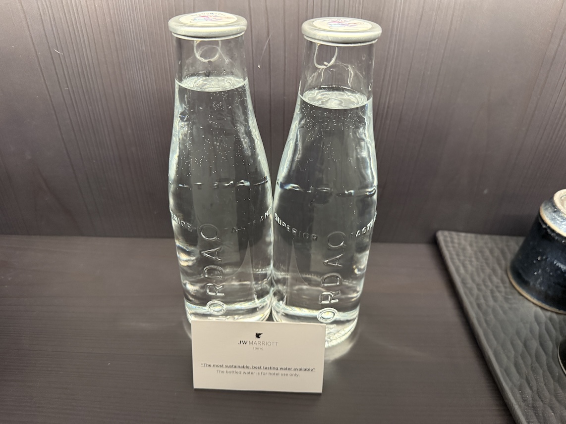 JWマリオットホテルの客室：ミニバー（水）