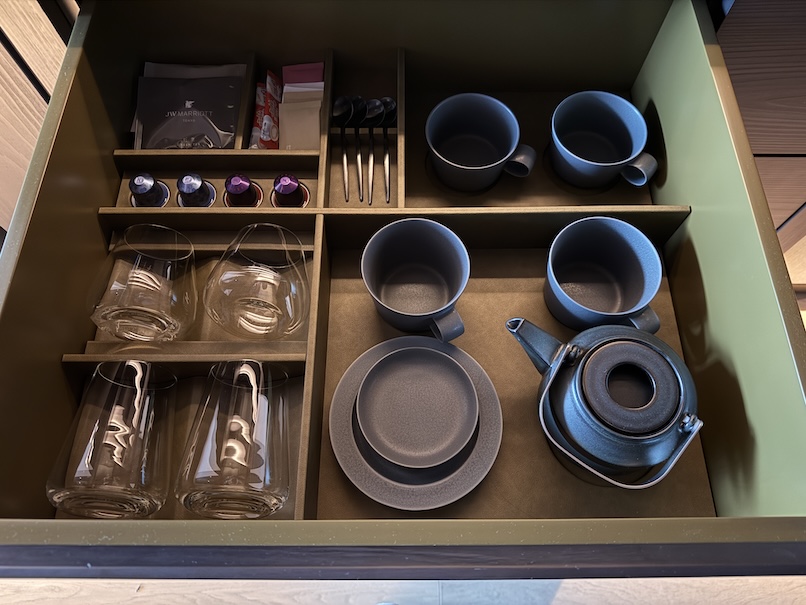 JWマリオットホテルの客室：ミニバー（紅茶とコーヒー）