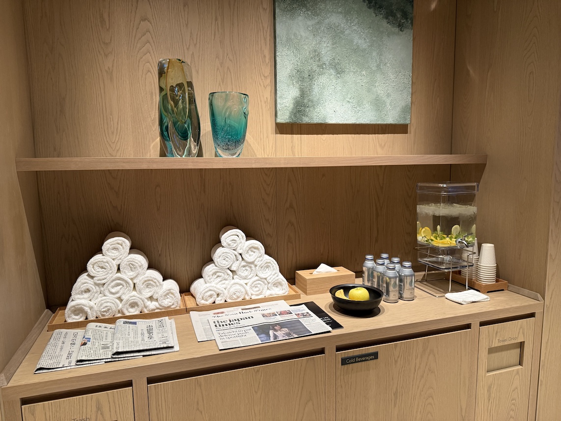 JWマリオットホテルのジム：タオルと水、フルーツ