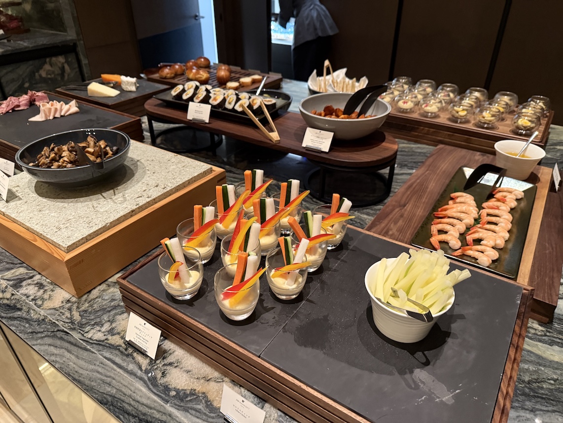 クラブラウンジのカクテルタイム:フード(全景)