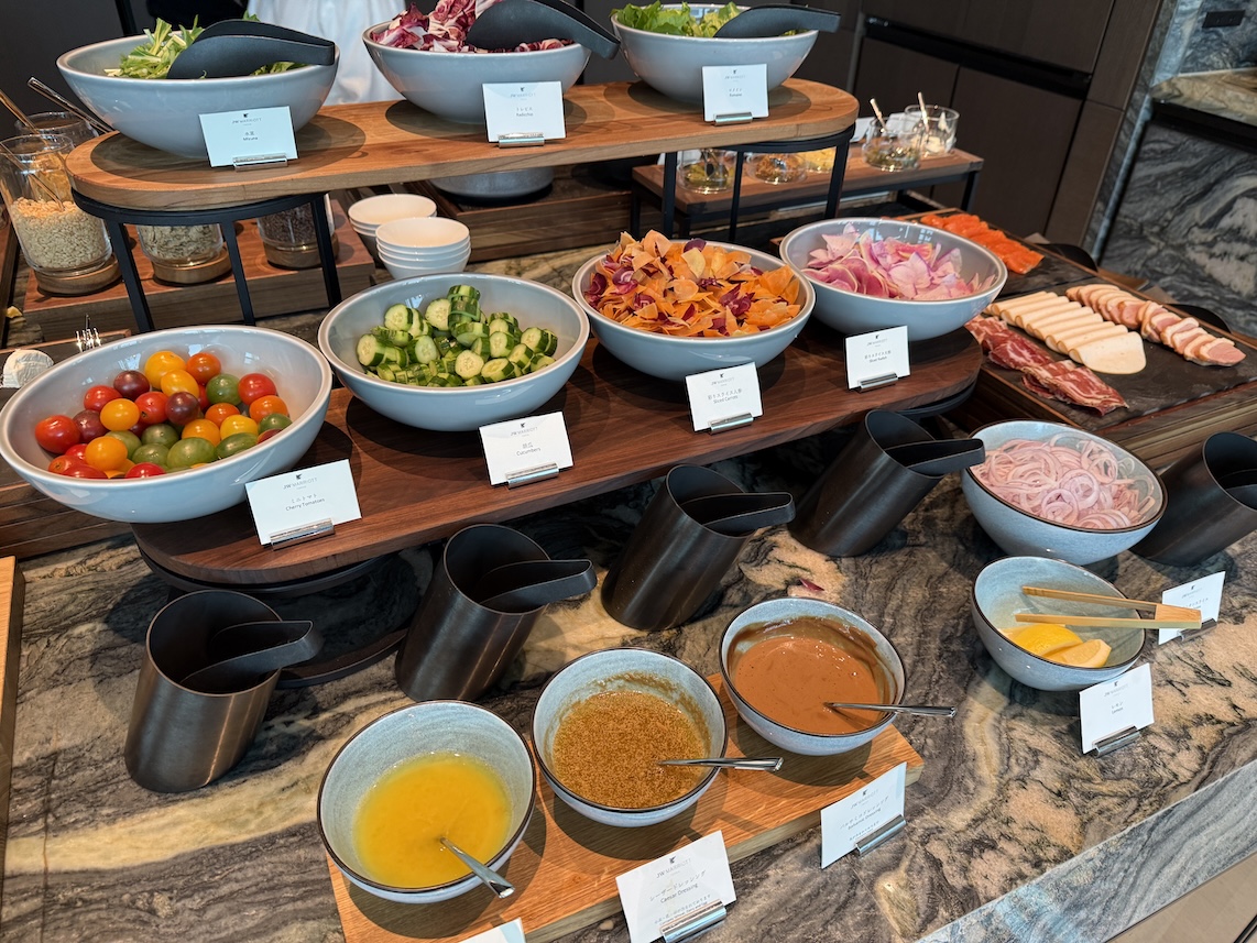 クラブラウンジのカクテルタイム:フード(サラダ)