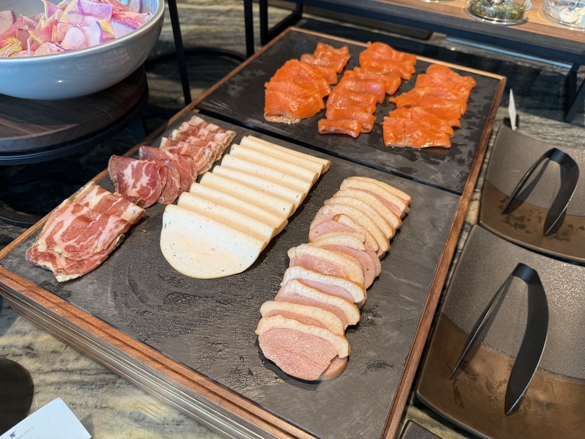 クラブラウンジのカクテルタイム:フード(ハムとサーモン)