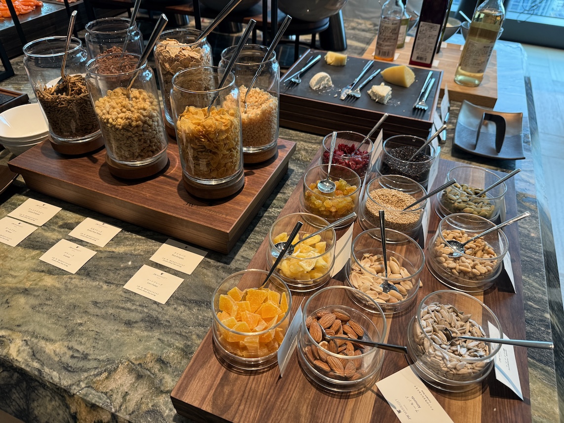 クラブラウンジのカクテルタイム:フード(シリアルとチーズ)