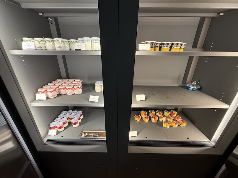 クラブラウンジのカクテルタイム:フード(ヨーグルトとフルーツ)