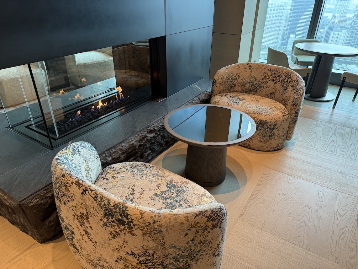 クラブラウンジの雰囲気:暖炉とソファー席