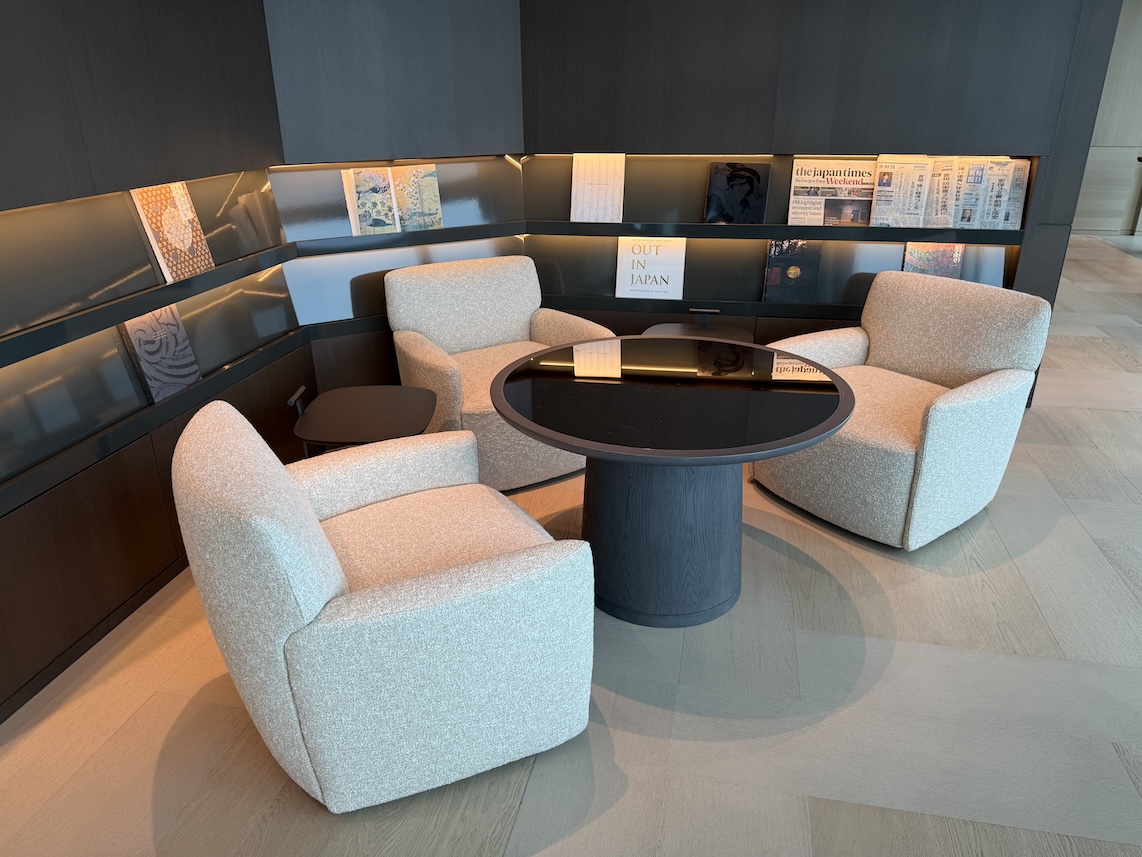 クラブラウンジの雰囲気:雑誌のあるソファー席