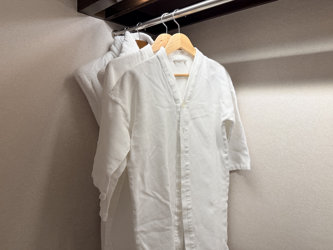 オークラプレステージ台北の客室:クローゼット(パジャマとバスローブ)