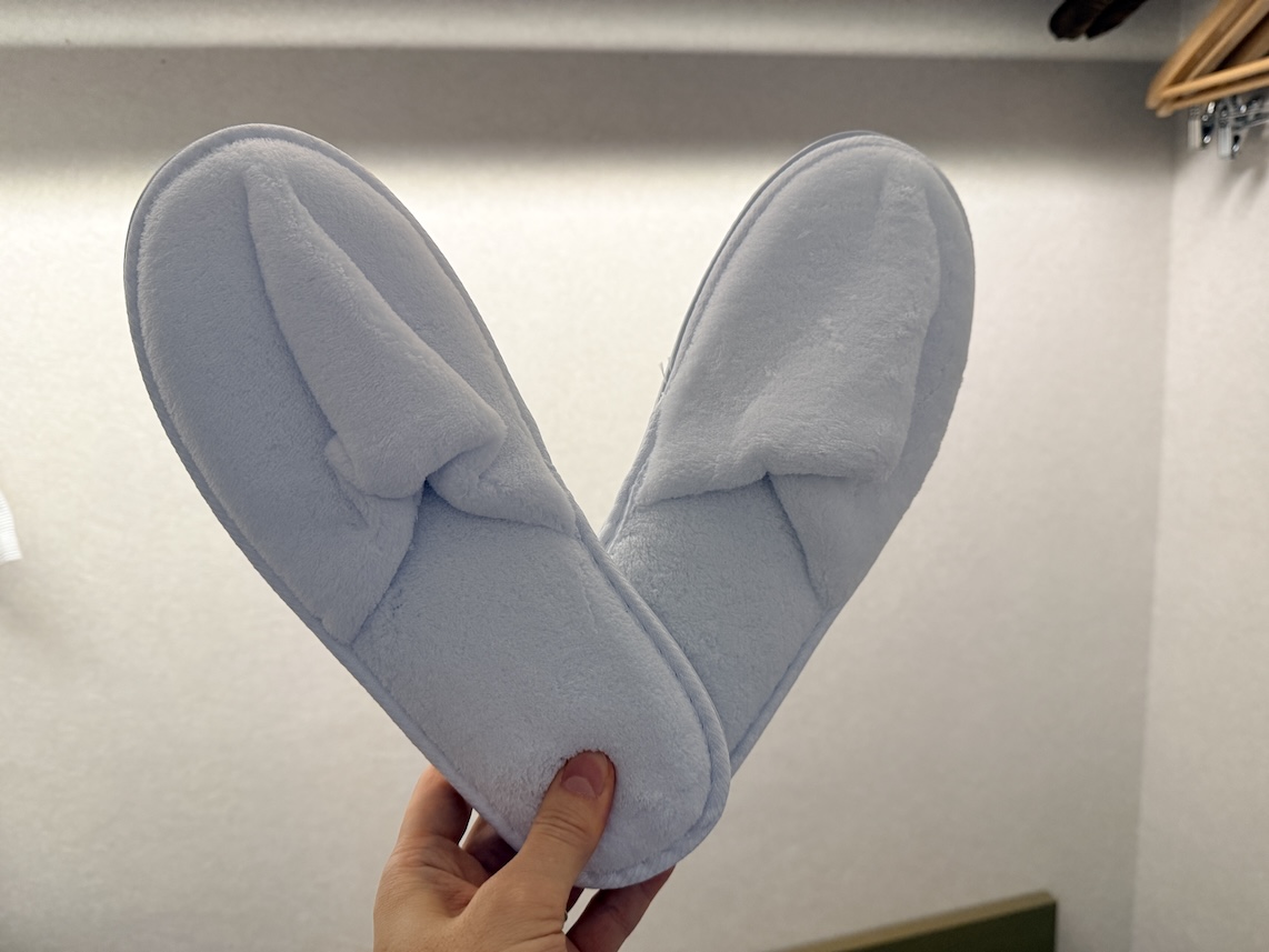 オークラプレステージ台北の客室:クローゼット(スリッパ)