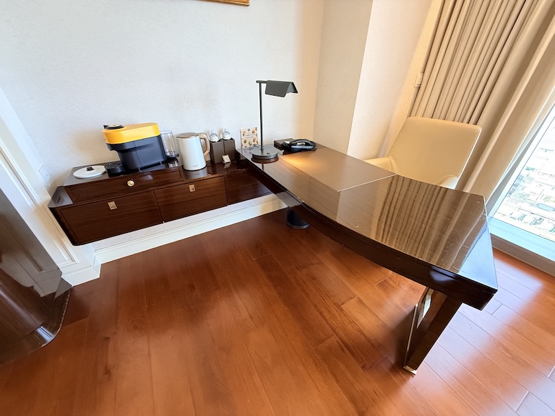オークラプレステージ台北の客室:寝室(ビジネスデスク)