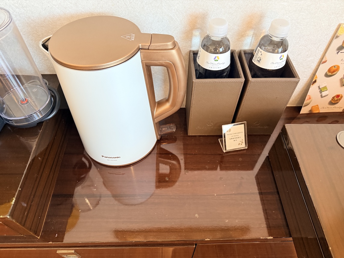 オークラプレステージ台北の客室:ミニバー(ポット)