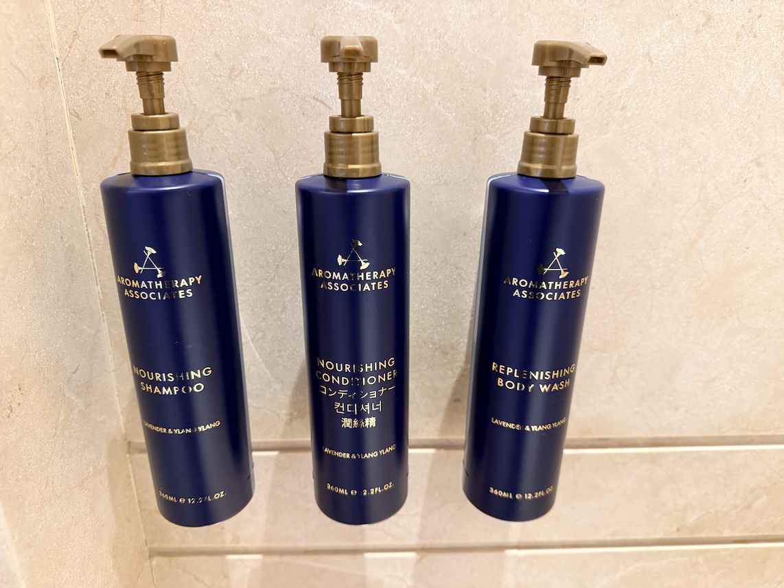 オークラプレステージ台北の客室:アメニティー(シャップーとコンディショナー、ボディーソープ)