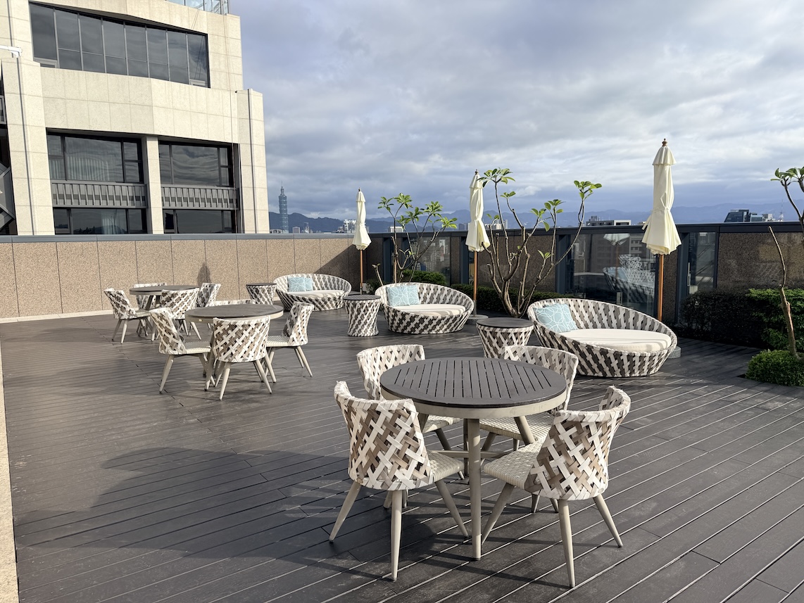 オークラプレステージ台北のフィットネス:プール(テーブル&チェア)