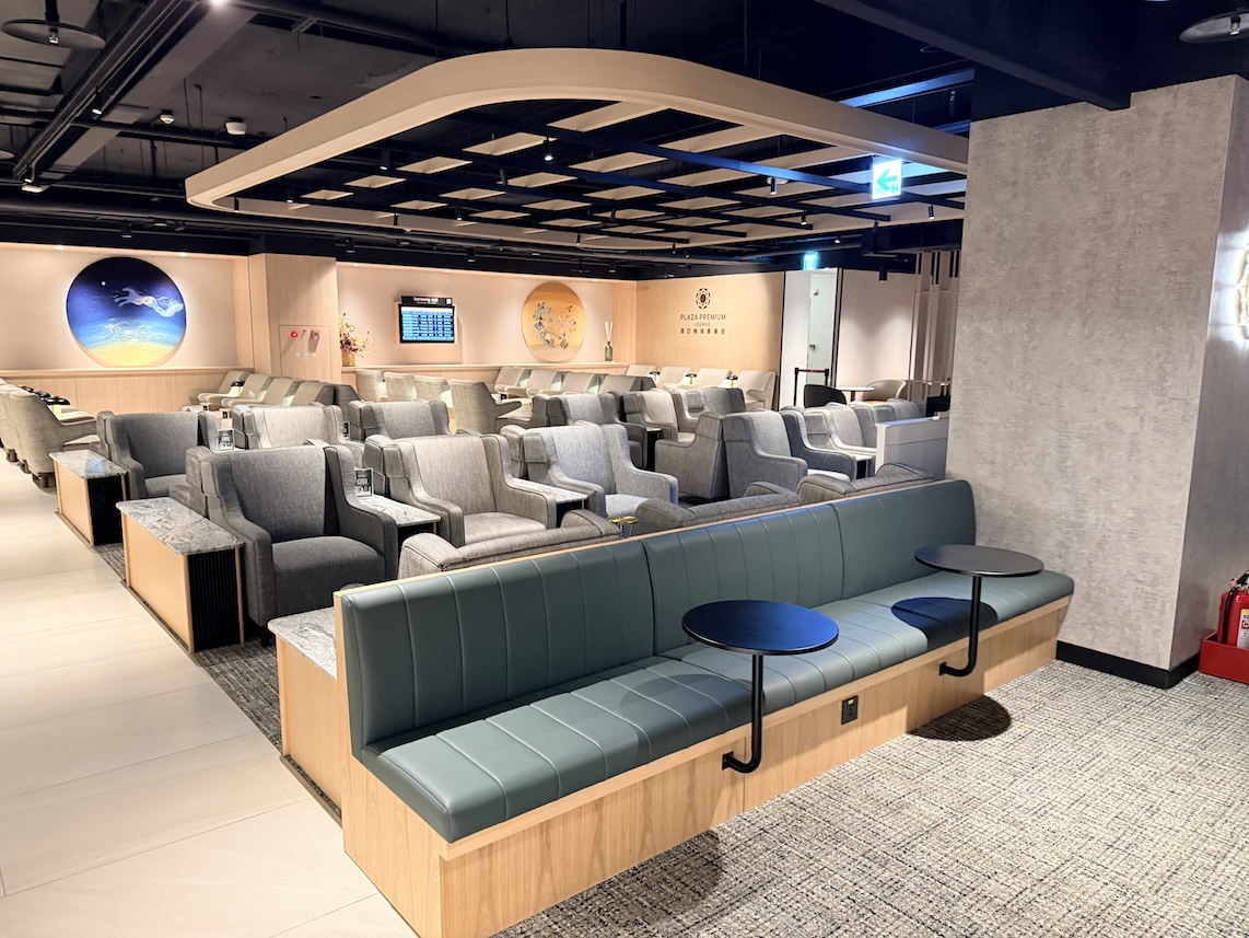 台北松山空港「PLAZA PREMIUM LOUNGE」の内観(ソファー席)