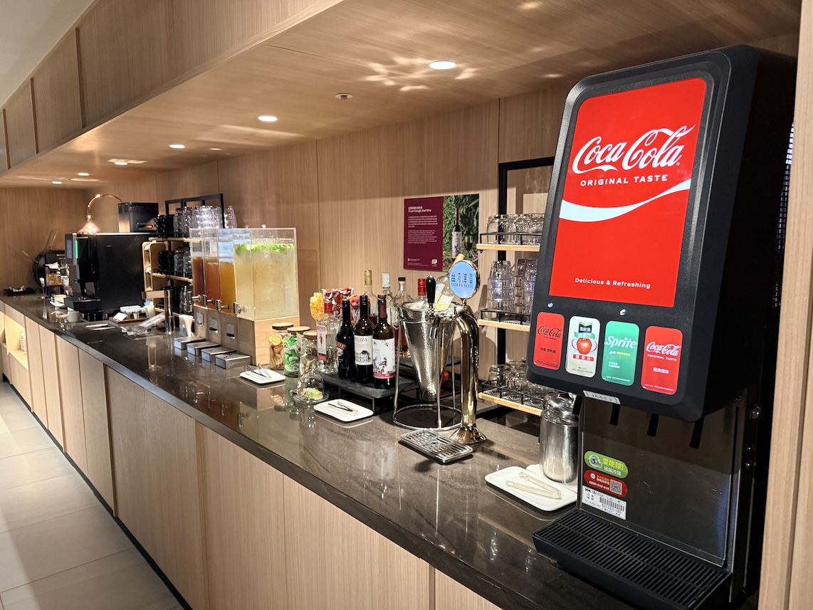 台北松山空港「PLAZA PREMIUM LOUNGE」のドリンク(全景)