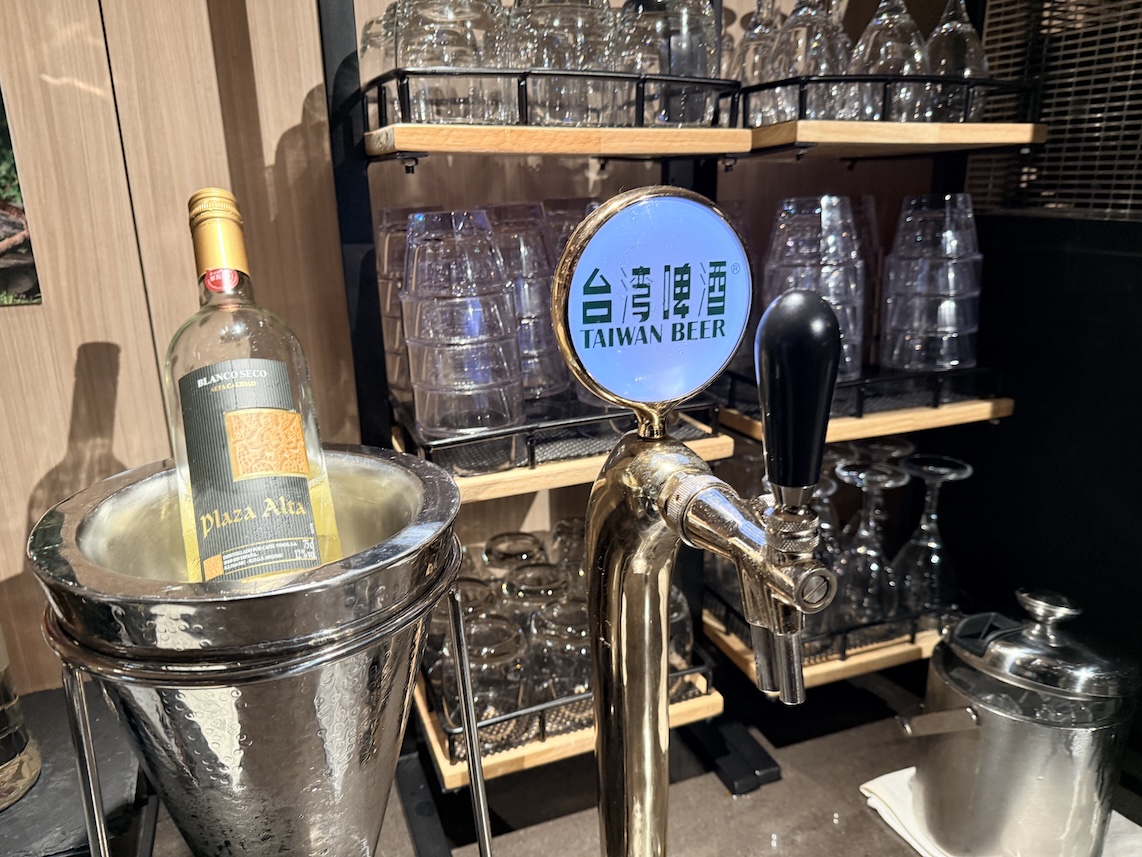 台北松山空港「PLAZA PREMIUM LOUNGE」のドリンク(ビールと白ワイン)