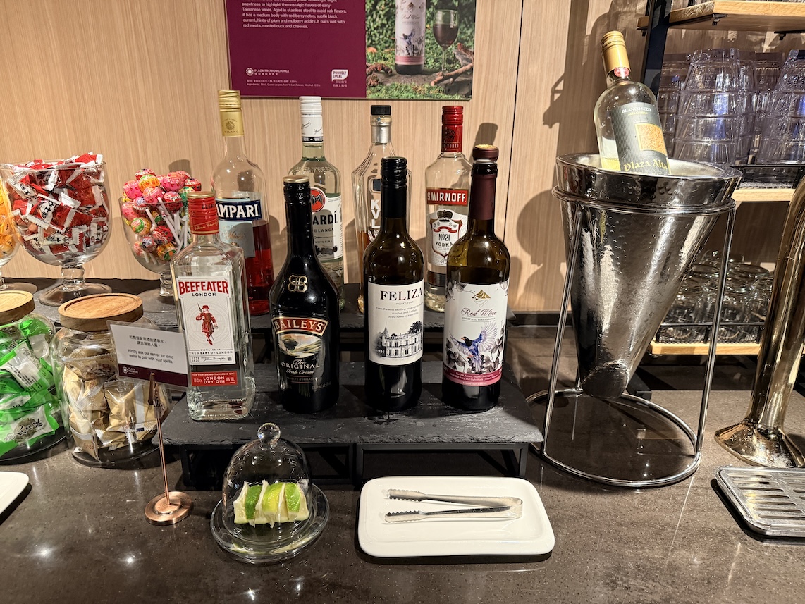 台北松山空港「PLAZA PREMIUM LOUNGE」のドリンク(赤ワインとスピリッツ)