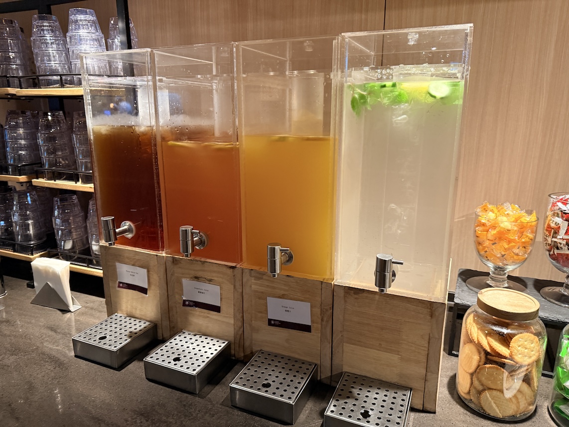 台北松山空港「PLAZA PREMIUM LOUNGE」のドリンク(ジュースとデトックスウォーター)