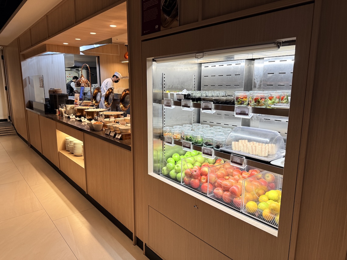 台北松山空港「PLAZA PREMIUM LOUNGE」のフード(全景)