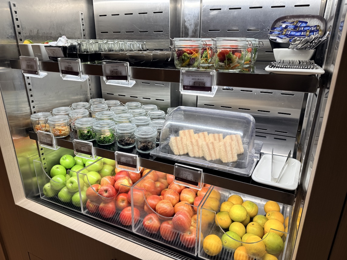 台北松山空港「PLAZA PREMIUM LOUNGE」のフード(サラダとフルーツ、サンドイッチ)