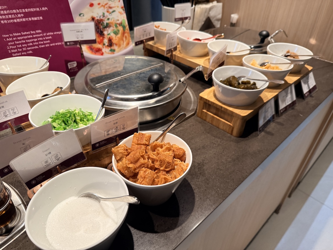 台北松山空港「PLAZA PREMIUM LOUNGE」のフード(お粥)