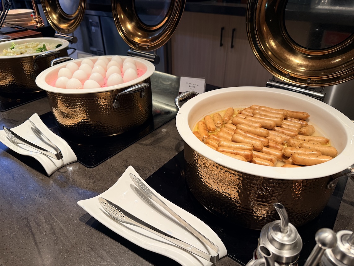 台北松山空港「PLAZA PREMIUM LOUNGE」のフード(卵とソーセージ)