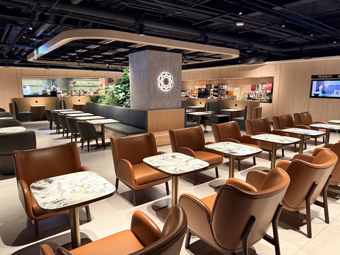 台北松山空港「PLAZA PREMIUM LOUNGE」の内観(全体像)