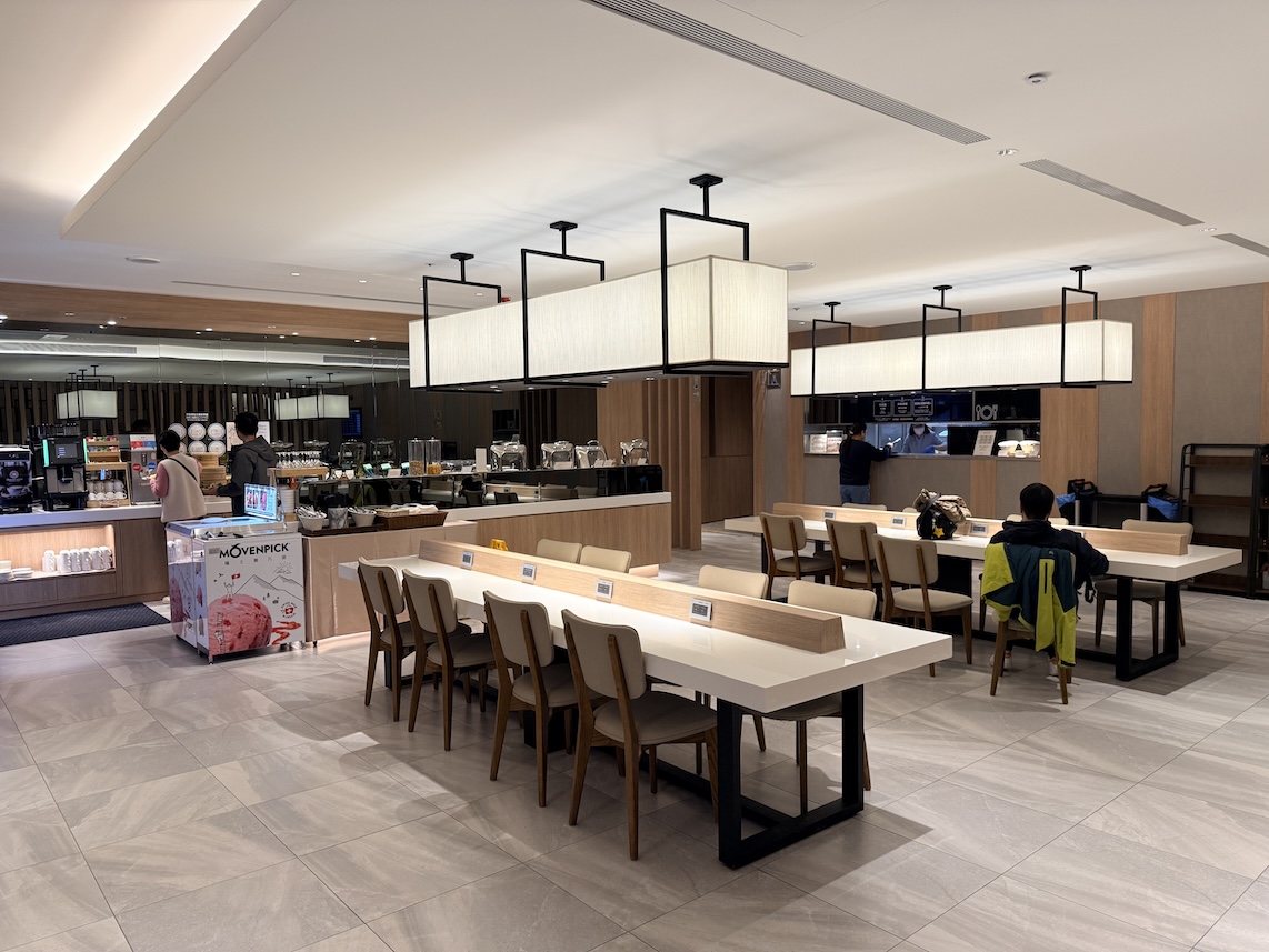 台北松山空港「AIRLINES VIP LOUNGE」の内観（ビュッフェコーナー）