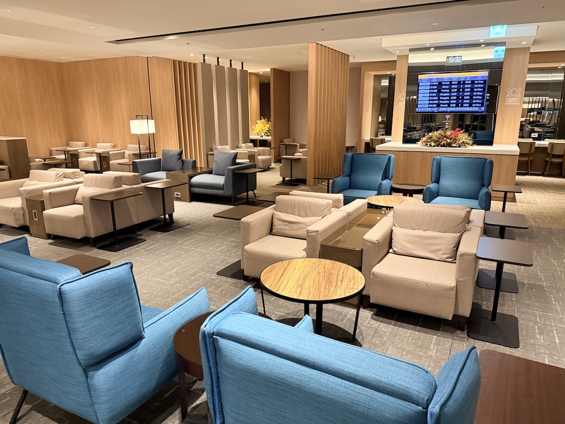 台北松山空港「AIRLINES VIP LOUNGE」の内観（ソファー席）