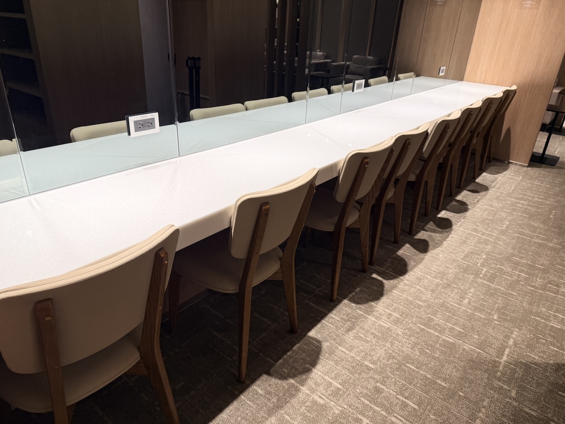 台北松山空港「AIRLINES VIP LOUNGE」の内観（カウンター席）