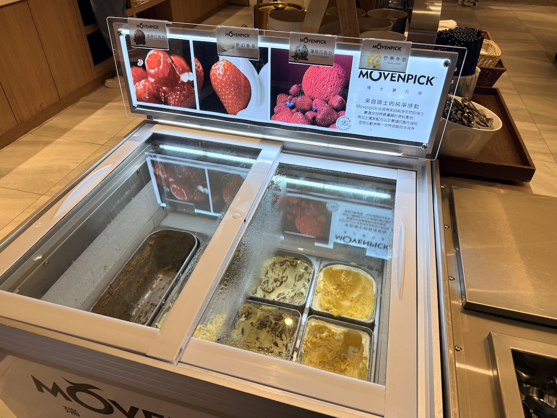 台北松山空港「AIRLINES VIP LOUNGE」の食事（アイスクリーム：モーベンピック）
