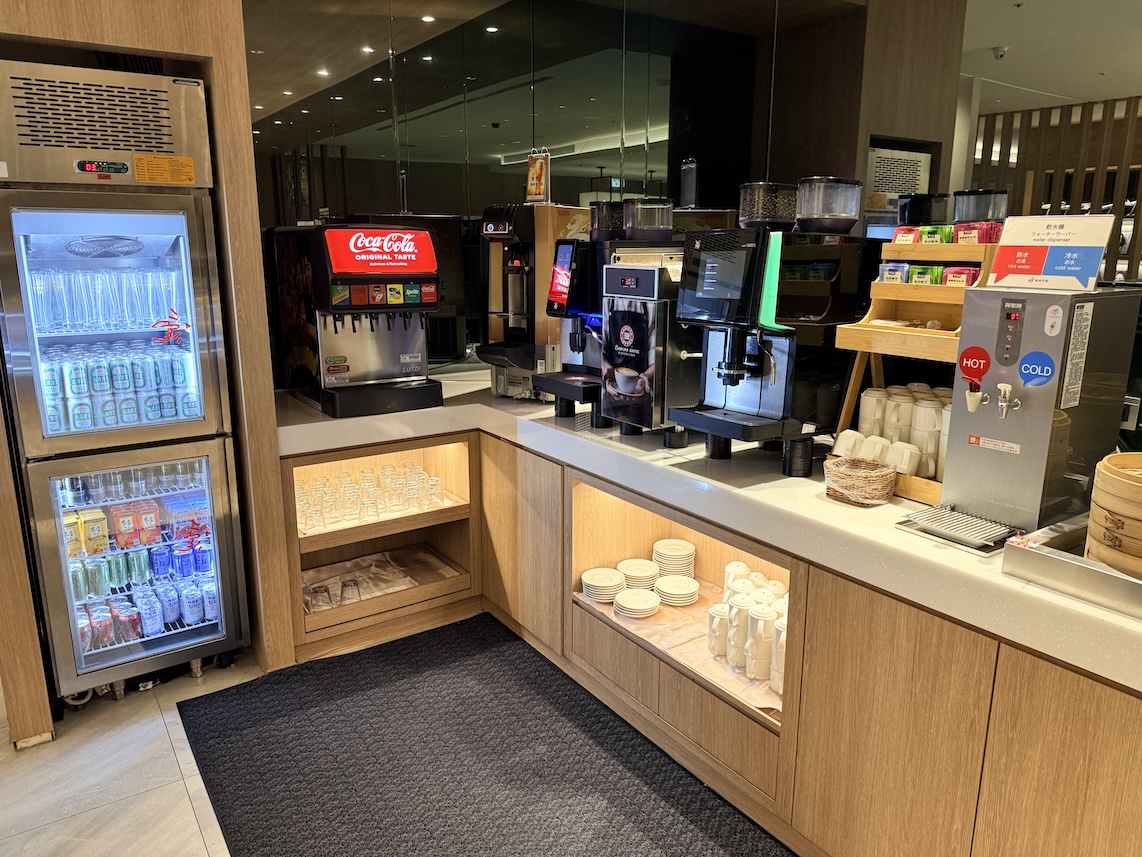 台北松山空港「AIRLINES VIP LOUNGE」のドリンク（全景）
