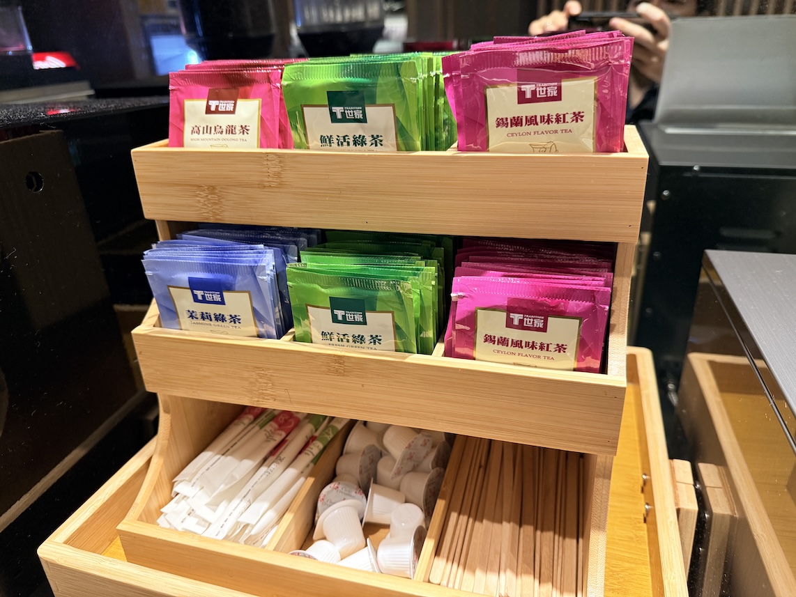 台北松山空港「AIRLINES VIP LOUNGE」のドリンク（紅茶）