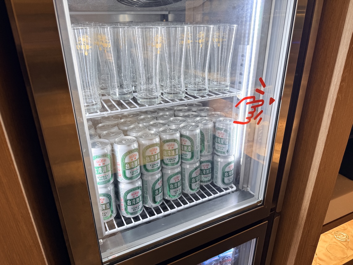 台北松山空港「AIRLINES VIP LOUNGE」のドリンク（台湾ビール）