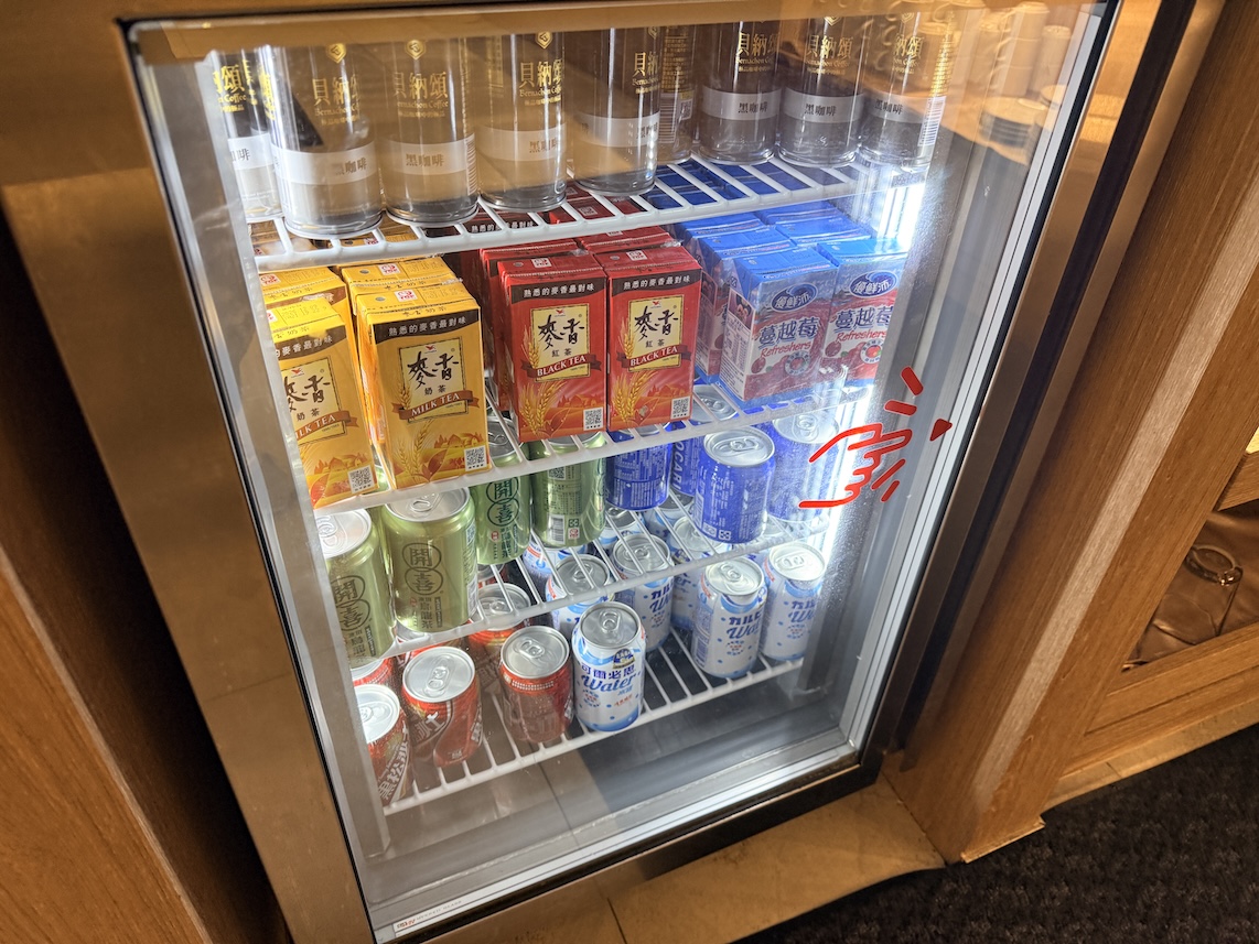 台北松山空港「AIRLINES VIP LOUNGE」のドリンク（冷蔵庫）