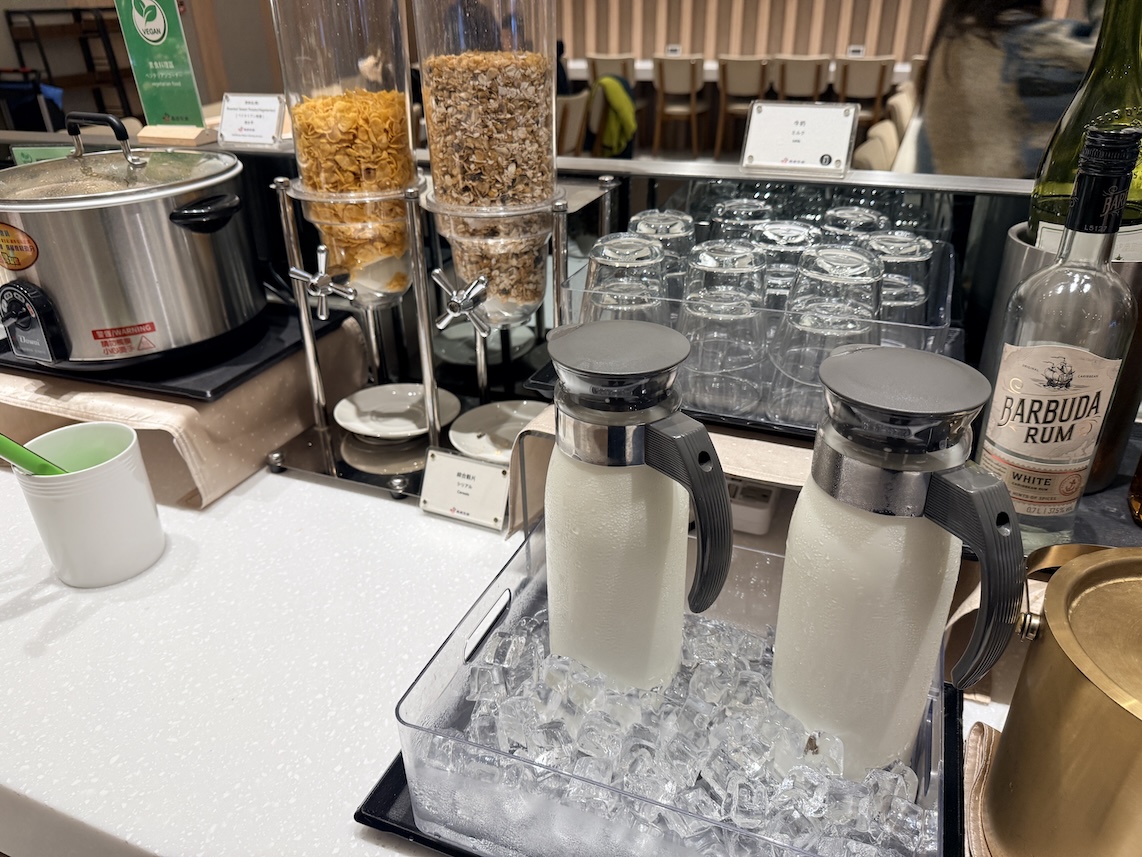 台北松山空港「AIRLINES VIP LOUNGE」の食事（シリアル）