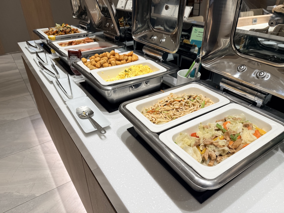 台北松山空港「AIRLINES VIP LOUNGE」の食事（ホットミール）