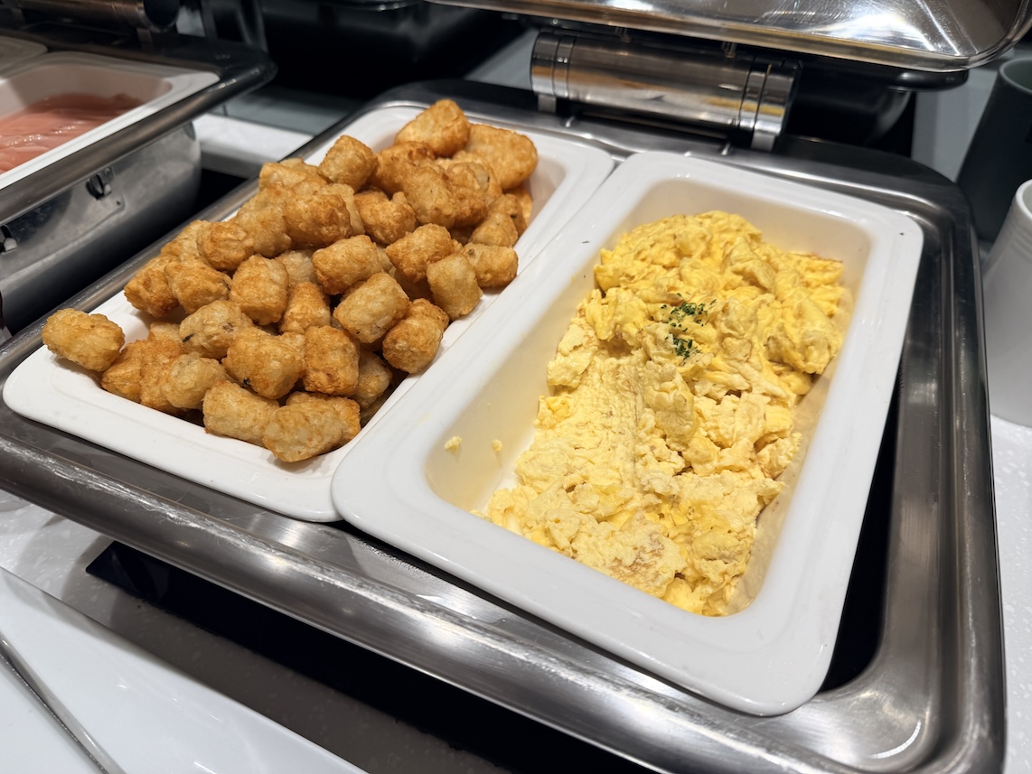 台北松山空港「AIRLINES VIP LOUNGE」の食事（卵料理）