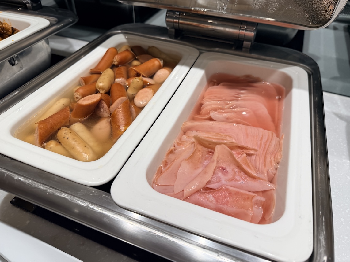 台北松山空港「AIRLINES VIP LOUNGE」の食事（ソーセージとベーコン）