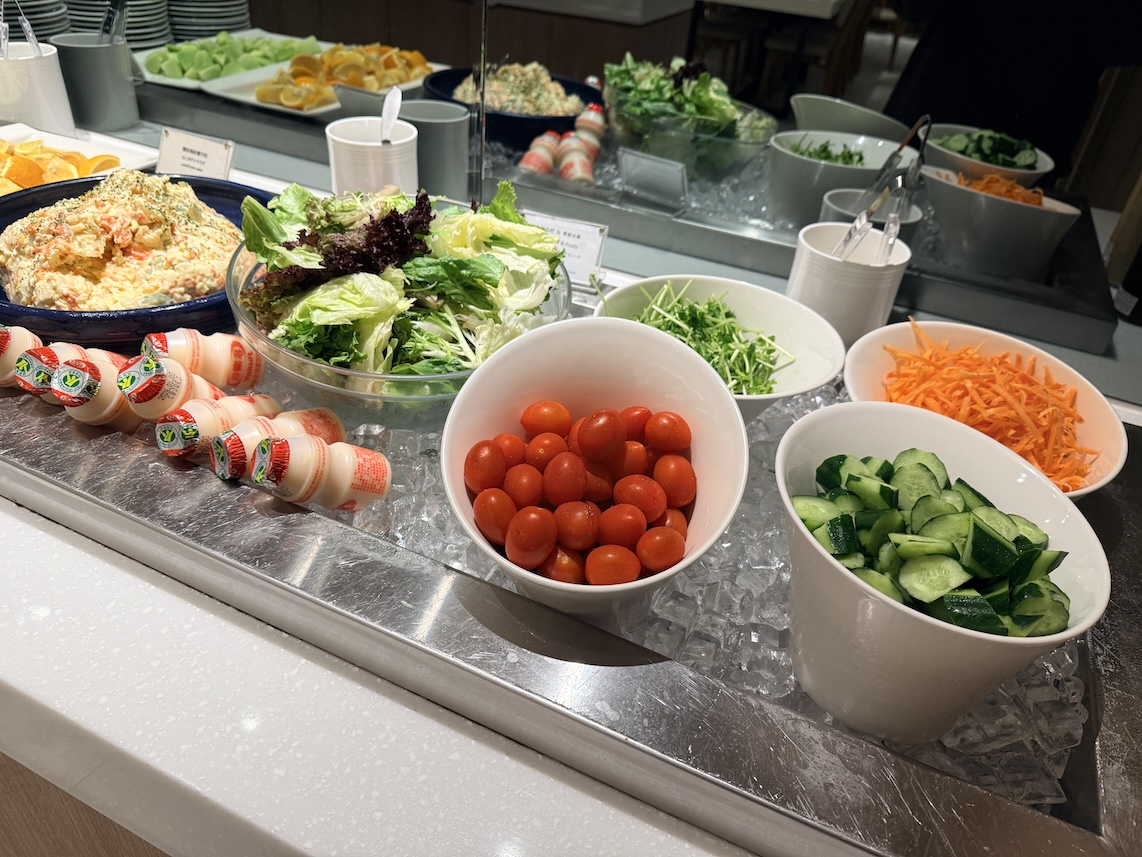 台北松山空港「AIRLINES VIP LOUNGE」の食事（サラダ）