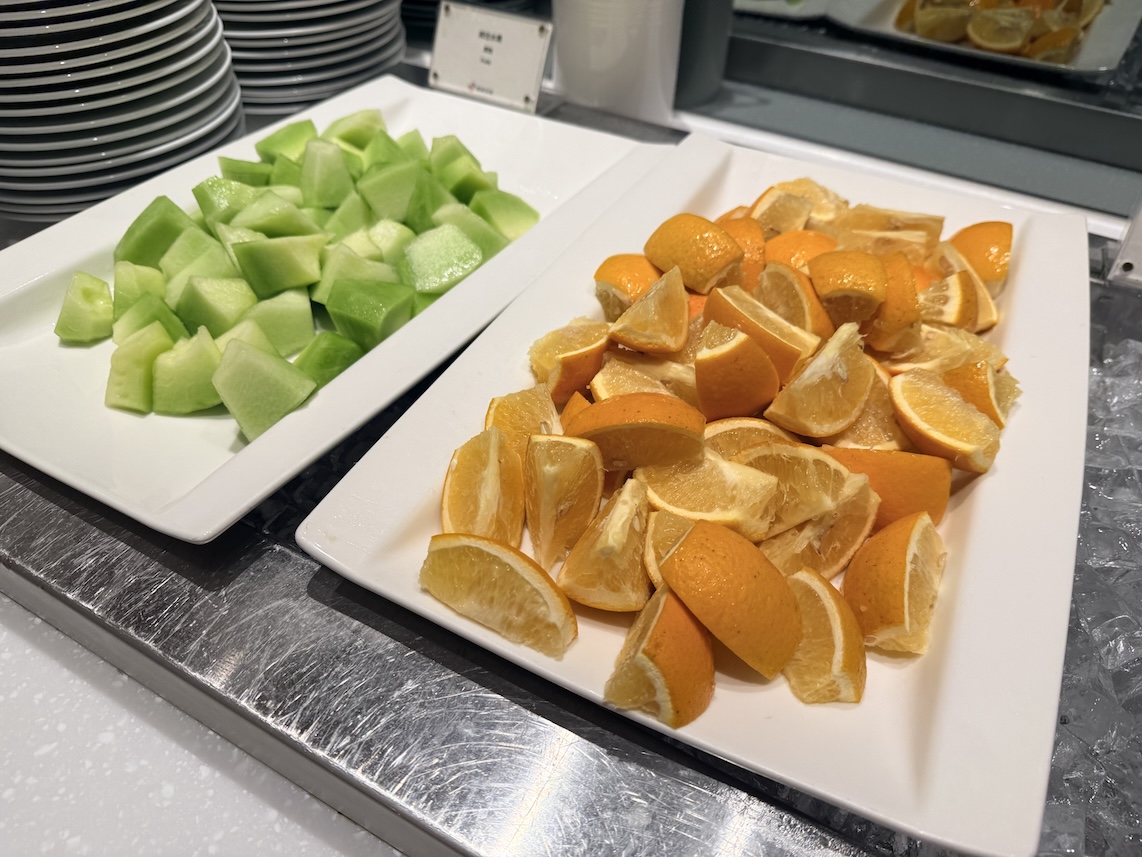 台北松山空港「AIRLINES VIP LOUNGE」の食事（フルーツ）