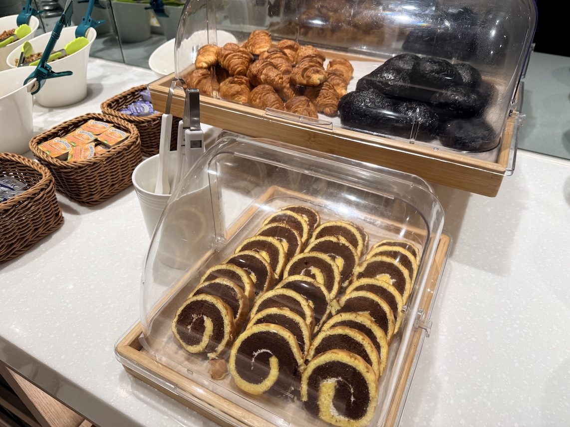 台北松山空港「AIRLINES VIP LOUNGE」の食事（パン）