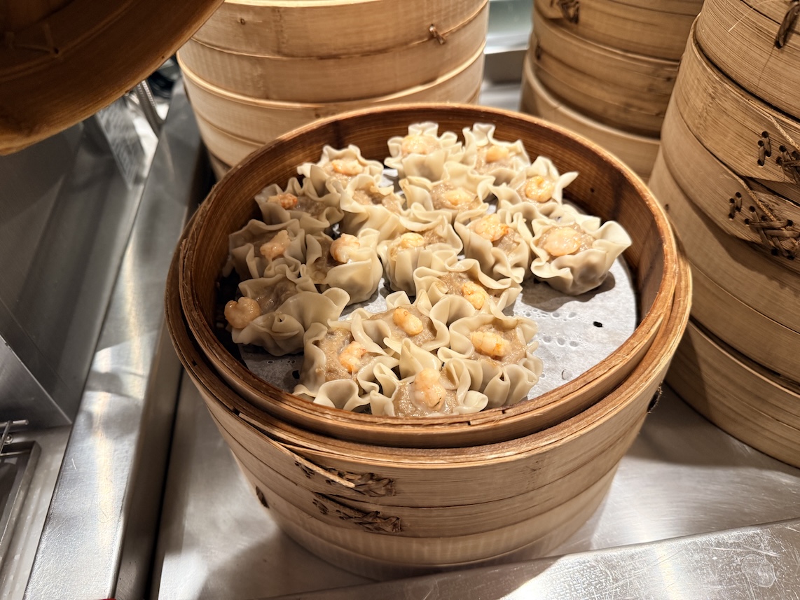 台北松山空港「AIRLINES VIP LOUNGE」の食事（焼売）